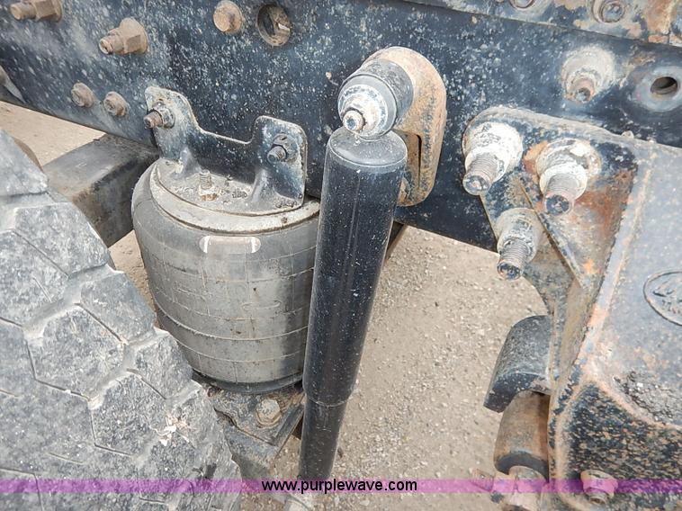 image for item I5277 2007 Mack CHN613 semi truck