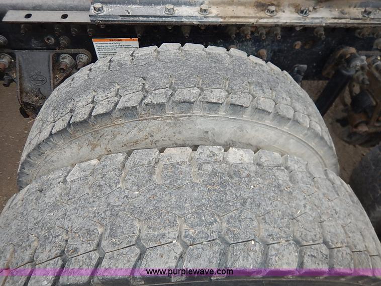 image for item I5277 2007 Mack CHN613 semi truck