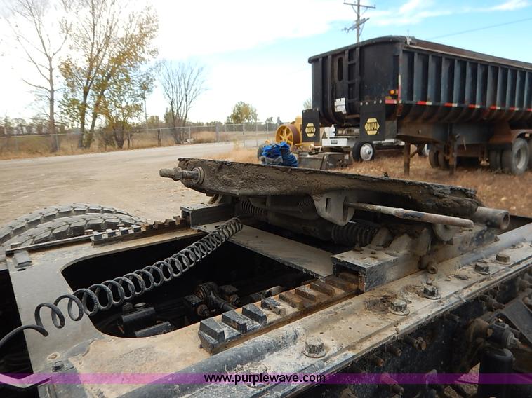 image for item I5277 2007 Mack CHN613 semi truck