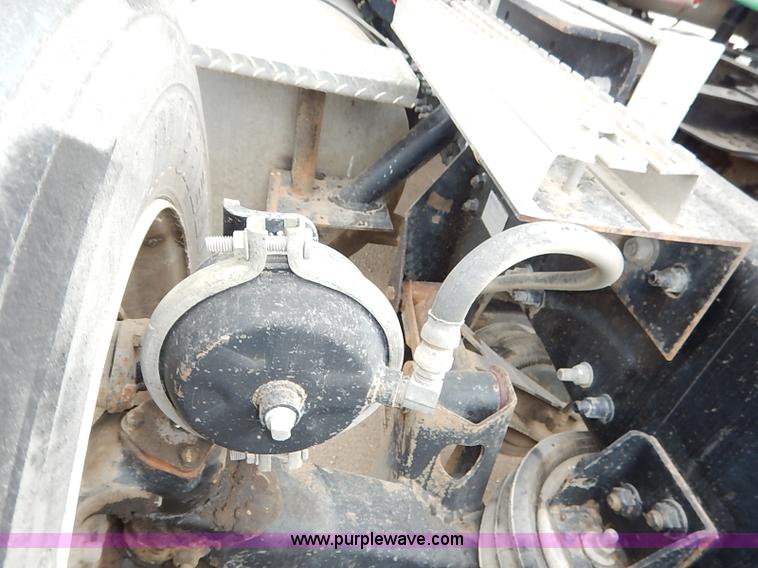 image for item I5277 2007 Mack CHN613 semi truck