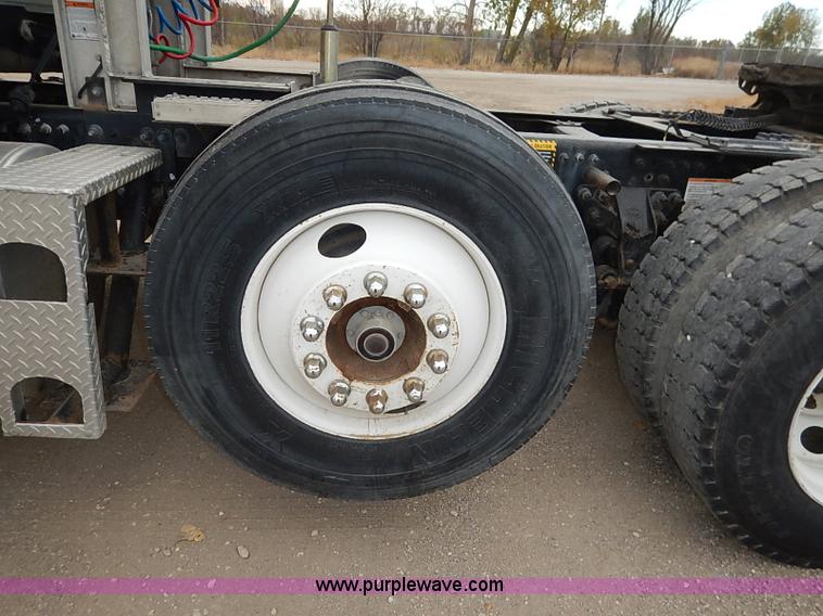 image for item I5277 2007 Mack CHN613 semi truck