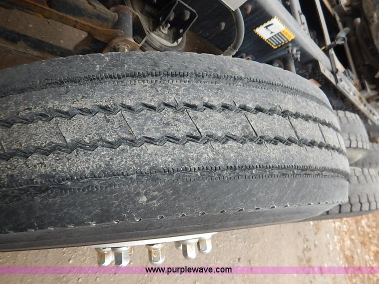 image for item I5277 2007 Mack CHN613 semi truck