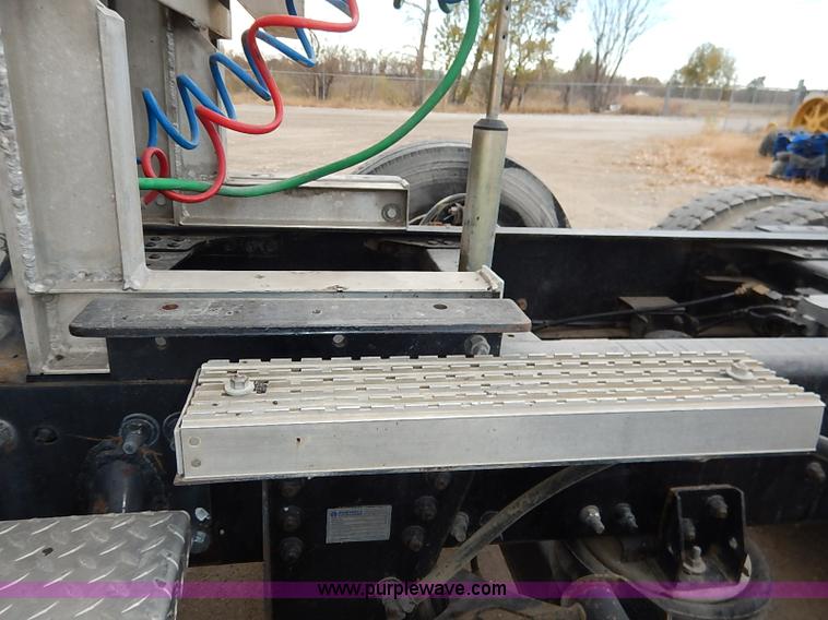 image for item I5277 2007 Mack CHN613 semi truck