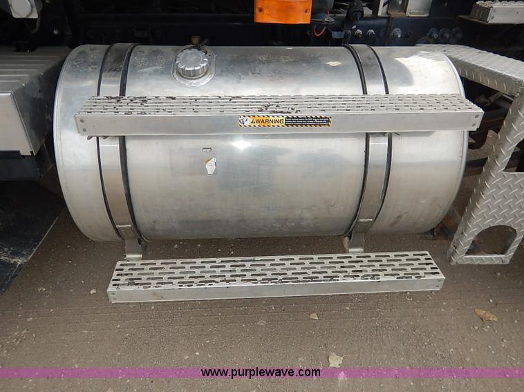 image for item I5277 2007 Mack CHN613 semi truck