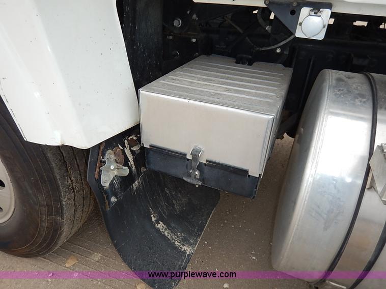 image for item I5277 2007 Mack CHN613 semi truck