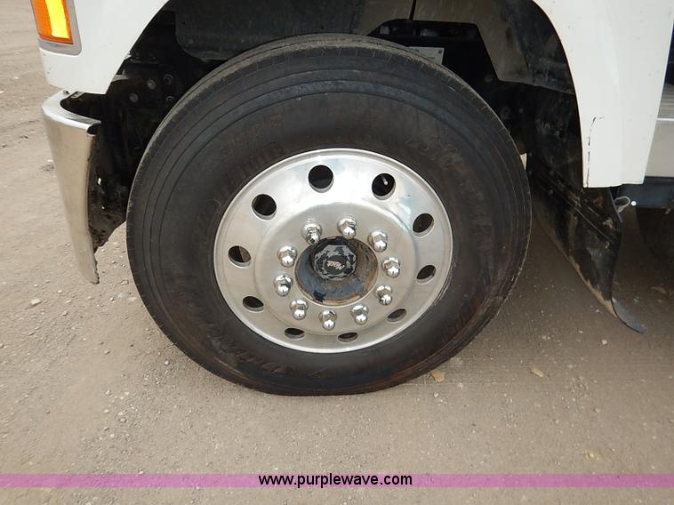 image for item I5277 2007 Mack CHN613 semi truck