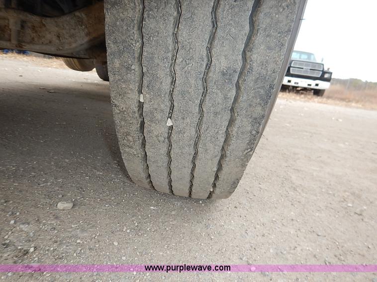 image for item I5277 2007 Mack CHN613 semi truck