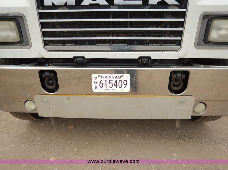 image for item I5277 2007 Mack CHN613 semi truck