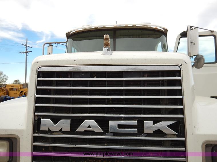 image for item I5277 2007 Mack CHN613 semi truck