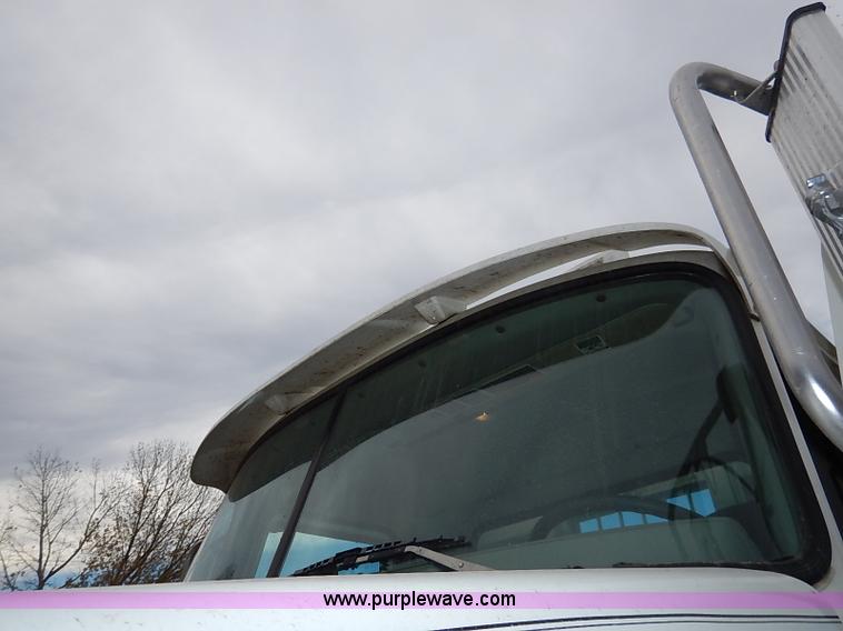 image for item I5277 2007 Mack CHN613 semi truck