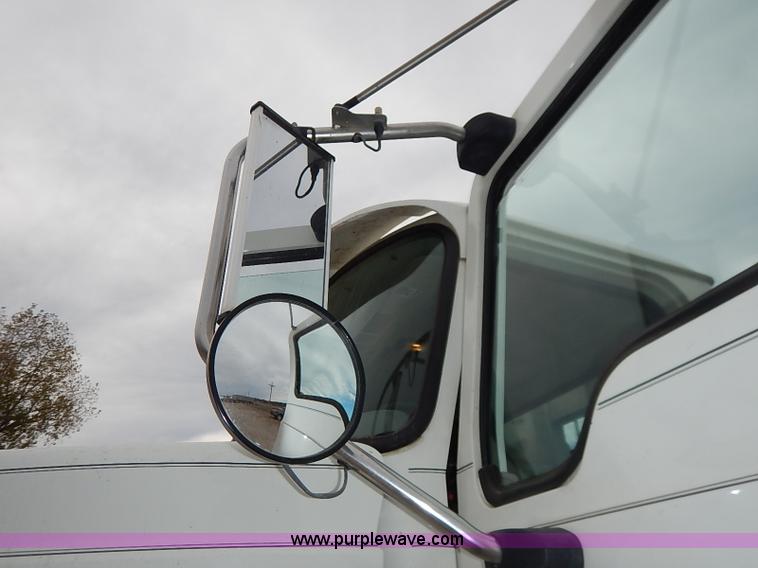 image for item I5277 2007 Mack CHN613 semi truck