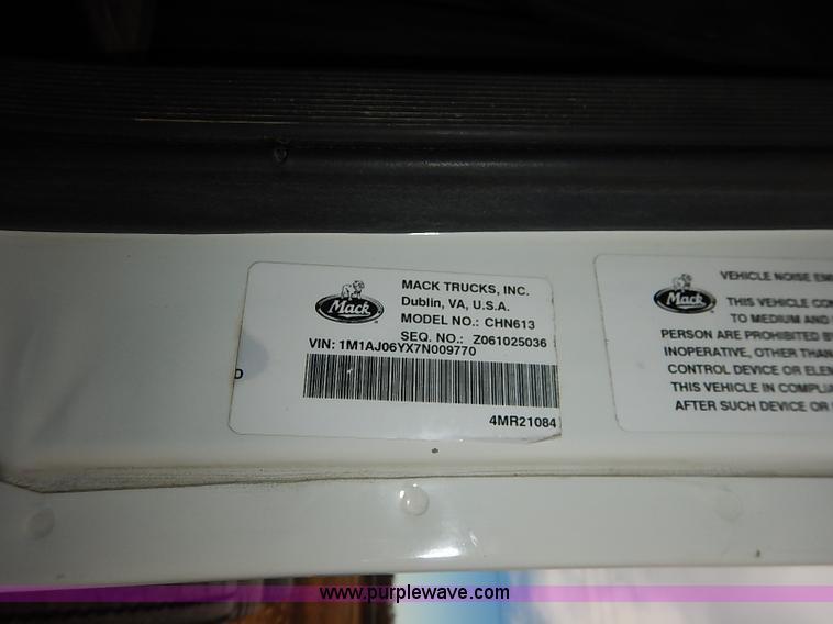 image for item I5277 2007 Mack CHN613 semi truck