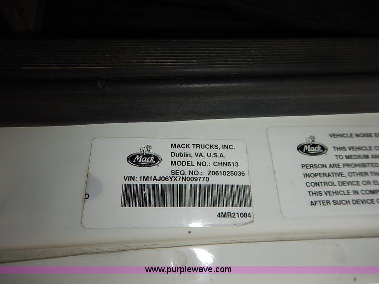 image for item I5277 2007 Mack CHN613 semi truck