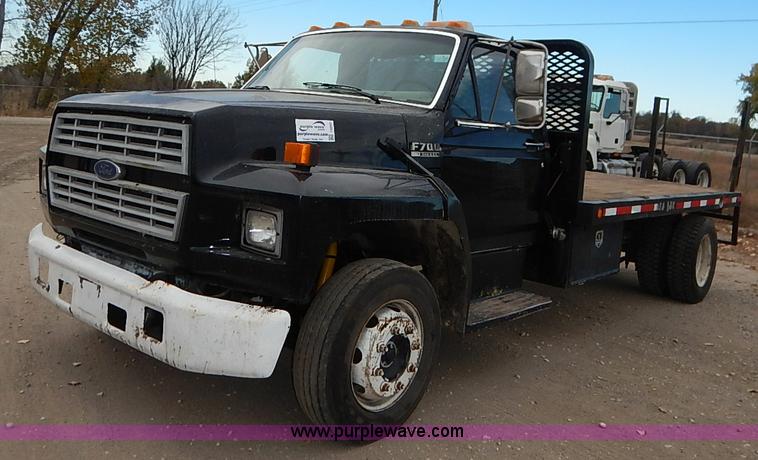 image for item I5297 1989 Ford F700 Custom Cab flatbed truck