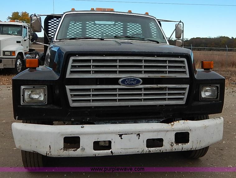 image for item I5297 1989 Ford F700 Custom Cab flatbed truck