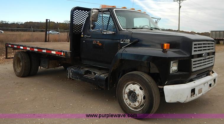 image for item I5297 1989 Ford F700 Custom Cab flatbed truck