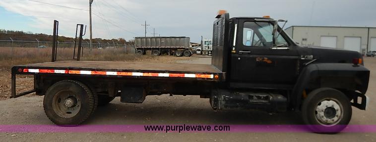 image for item I5297 1989 Ford F700 Custom Cab flatbed truck