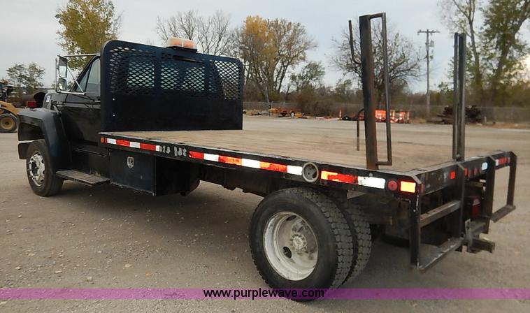 image for item I5297 1989 Ford F700 Custom Cab flatbed truck