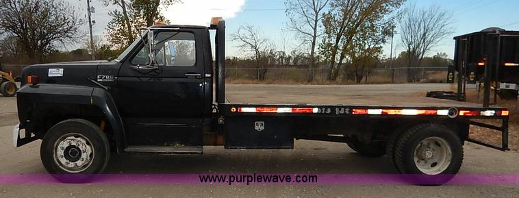 image for item I5297 1989 Ford F700 Custom Cab flatbed truck