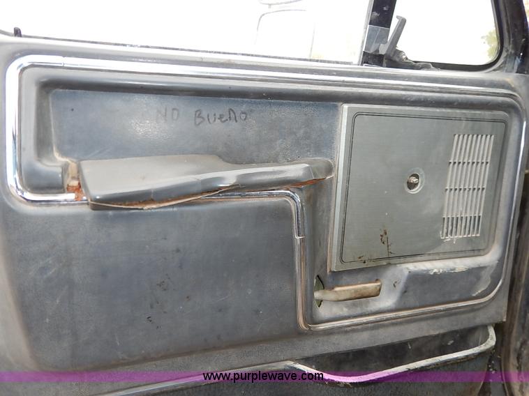 image for item I5297 1989 Ford F700 Custom Cab flatbed truck