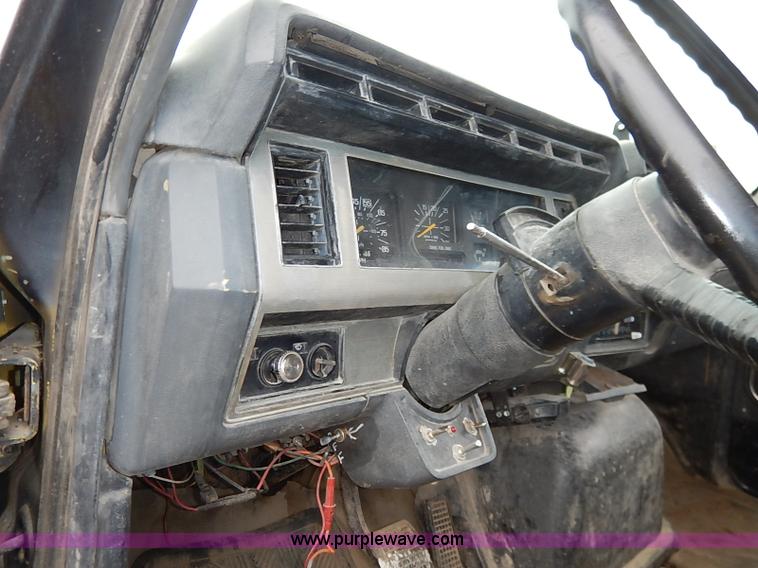 image for item I5297 1989 Ford F700 Custom Cab flatbed truck