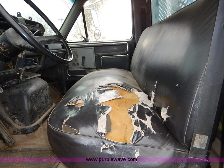 image for item I5297 1989 Ford F700 Custom Cab flatbed truck