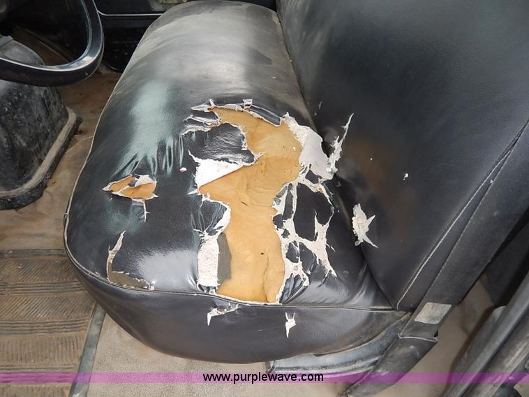 image for item I5297 1989 Ford F700 Custom Cab flatbed truck