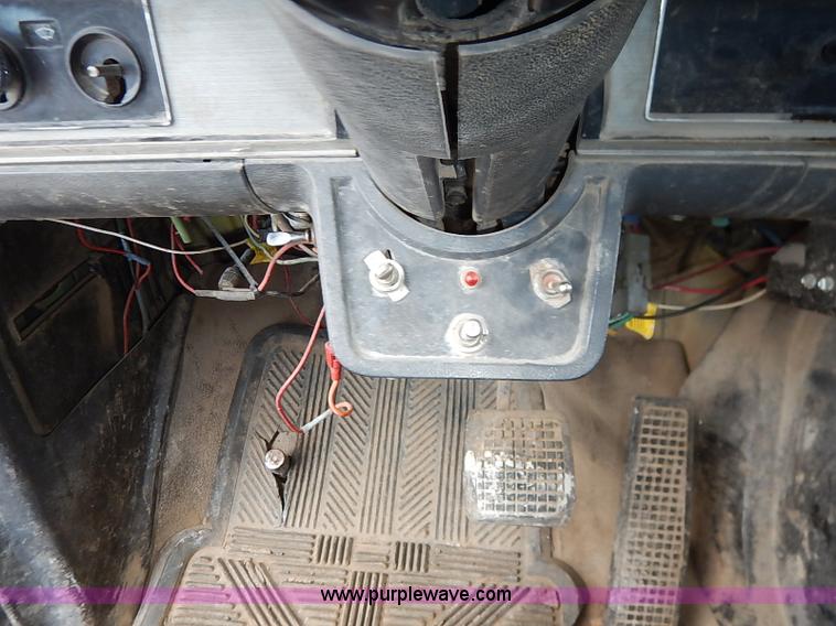 image for item I5297 1989 Ford F700 Custom Cab flatbed truck