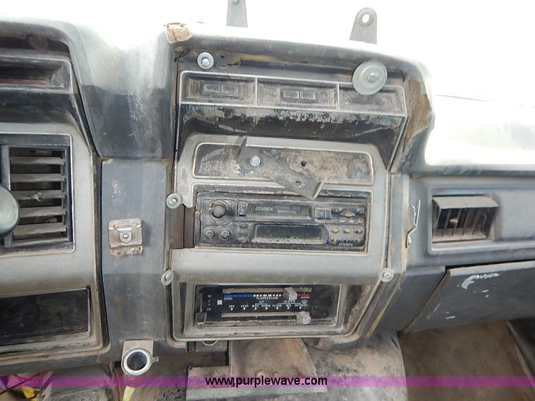 image for item I5297 1989 Ford F700 Custom Cab flatbed truck