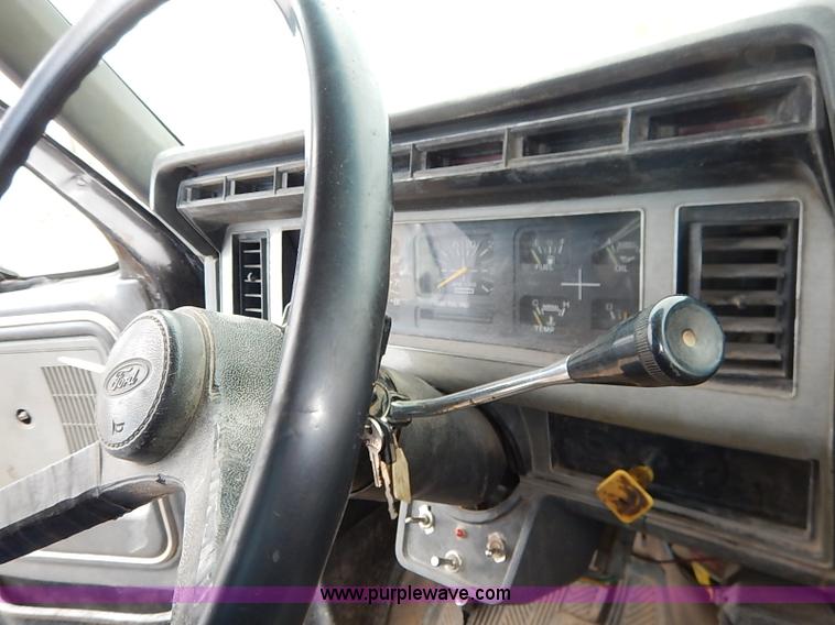 image for item I5297 1989 Ford F700 Custom Cab flatbed truck