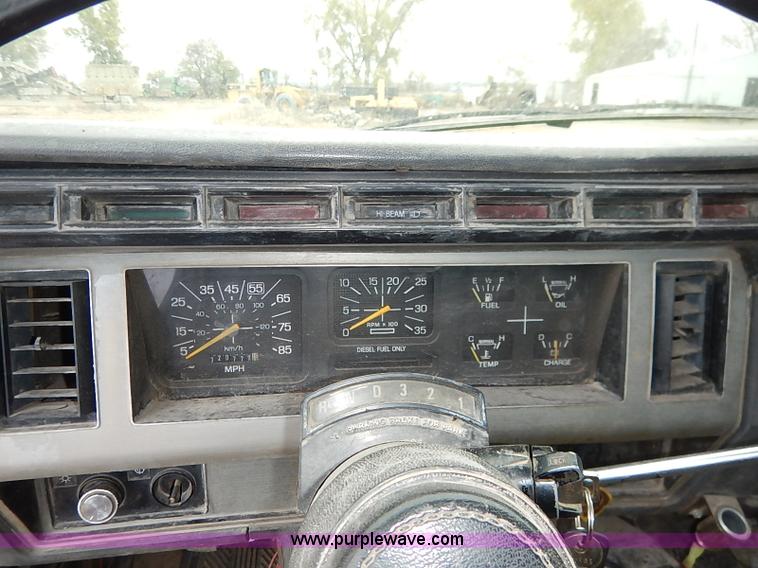 image for item I5297 1989 Ford F700 Custom Cab flatbed truck