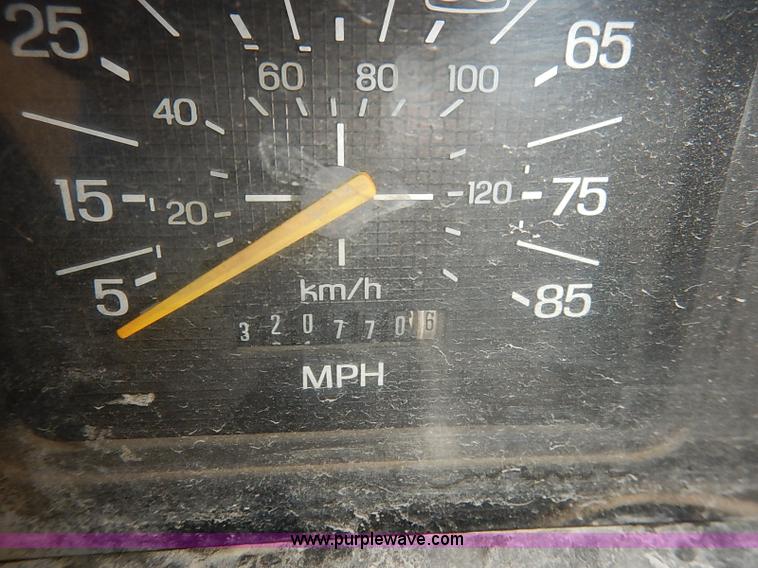 image for item I5297 1989 Ford F700 Custom Cab flatbed truck