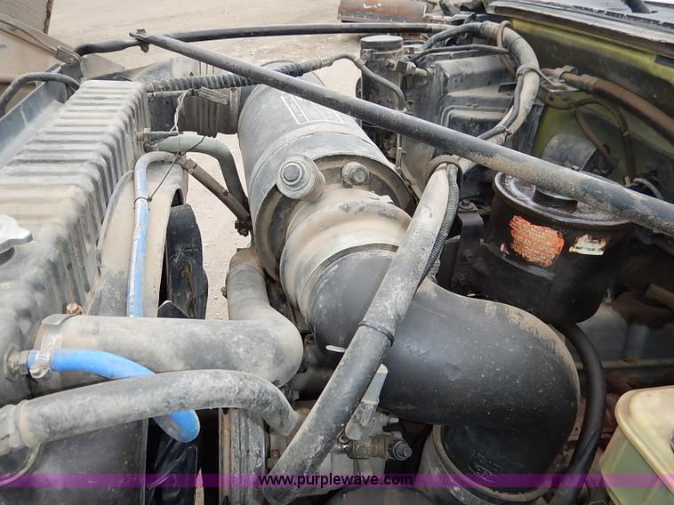 image for item I5297 1989 Ford F700 Custom Cab flatbed truck