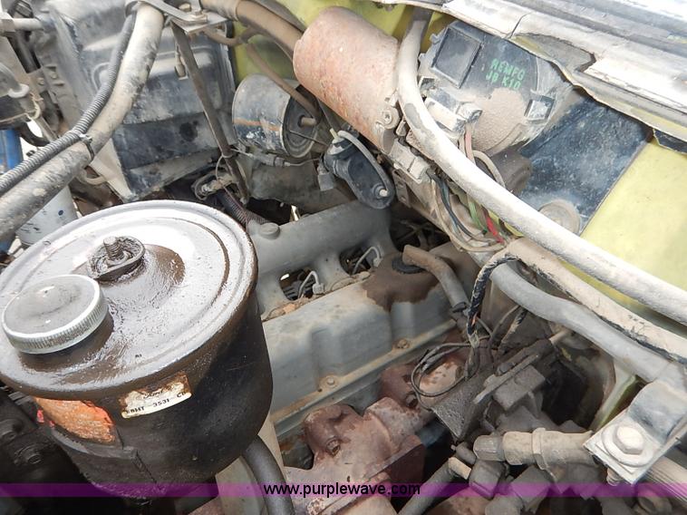 image for item I5297 1989 Ford F700 Custom Cab flatbed truck