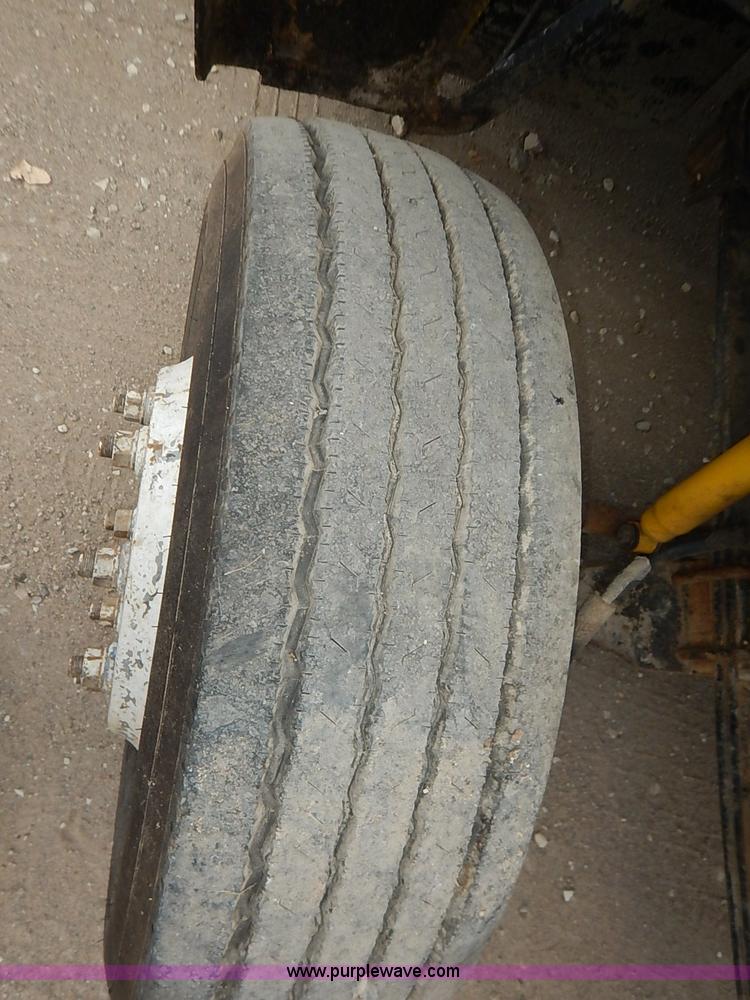 image for item I5297 1989 Ford F700 Custom Cab flatbed truck