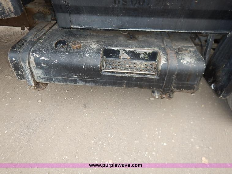 image for item I5297 1989 Ford F700 Custom Cab flatbed truck