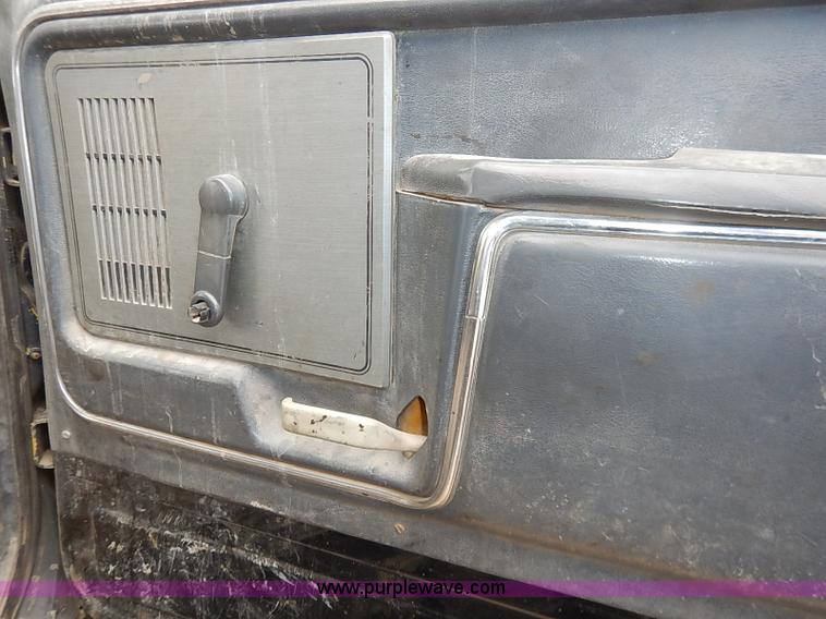 image for item I5297 1989 Ford F700 Custom Cab flatbed truck