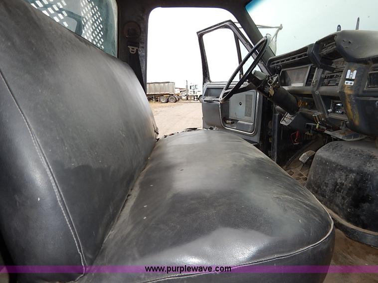 image for item I5297 1989 Ford F700 Custom Cab flatbed truck