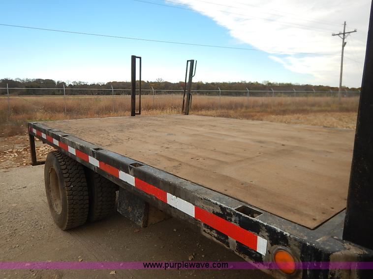 image for item I5297 1989 Ford F700 Custom Cab flatbed truck