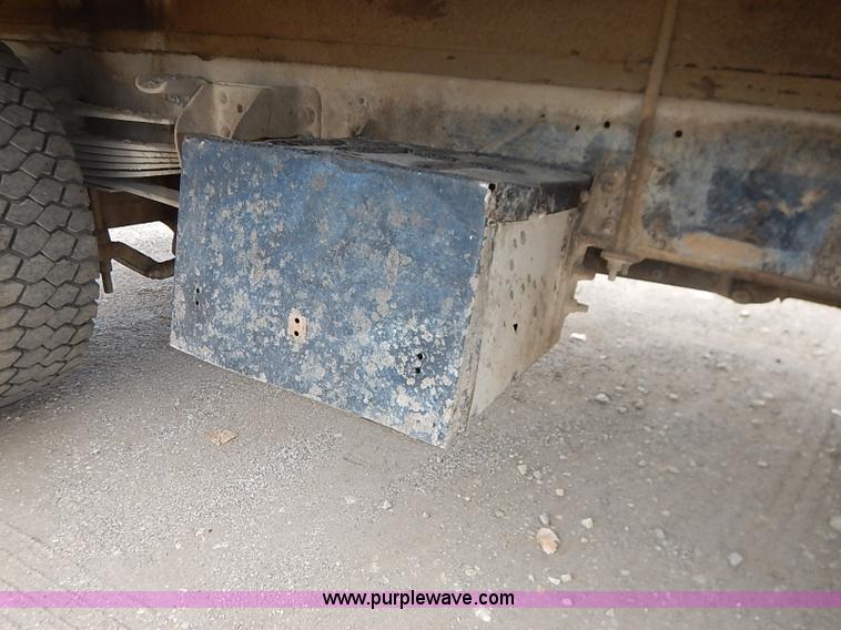 image for item I5297 1989 Ford F700 Custom Cab flatbed truck