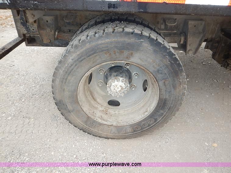 image for item I5297 1989 Ford F700 Custom Cab flatbed truck