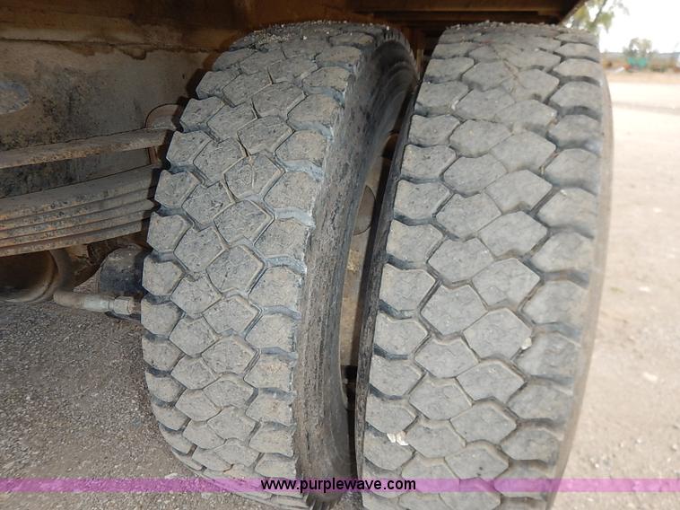 image for item I5297 1989 Ford F700 Custom Cab flatbed truck