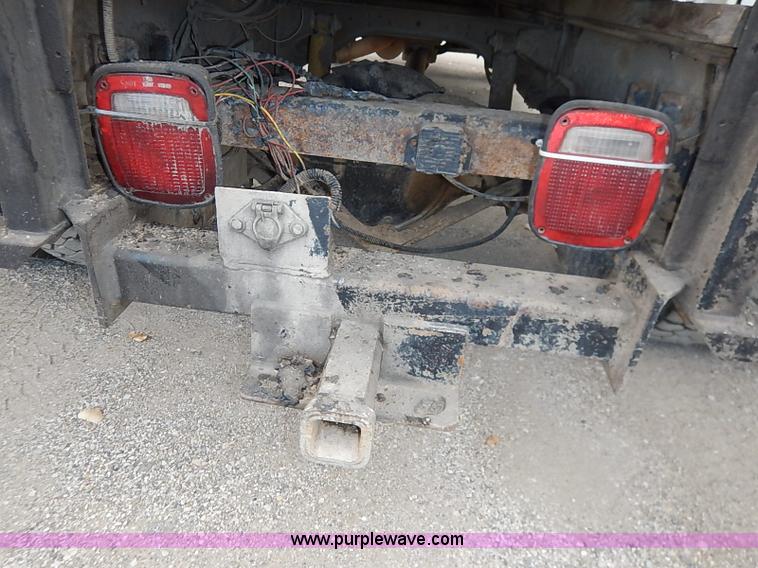 image for item I5297 1989 Ford F700 Custom Cab flatbed truck