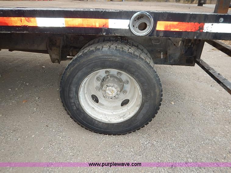 image for item I5297 1989 Ford F700 Custom Cab flatbed truck