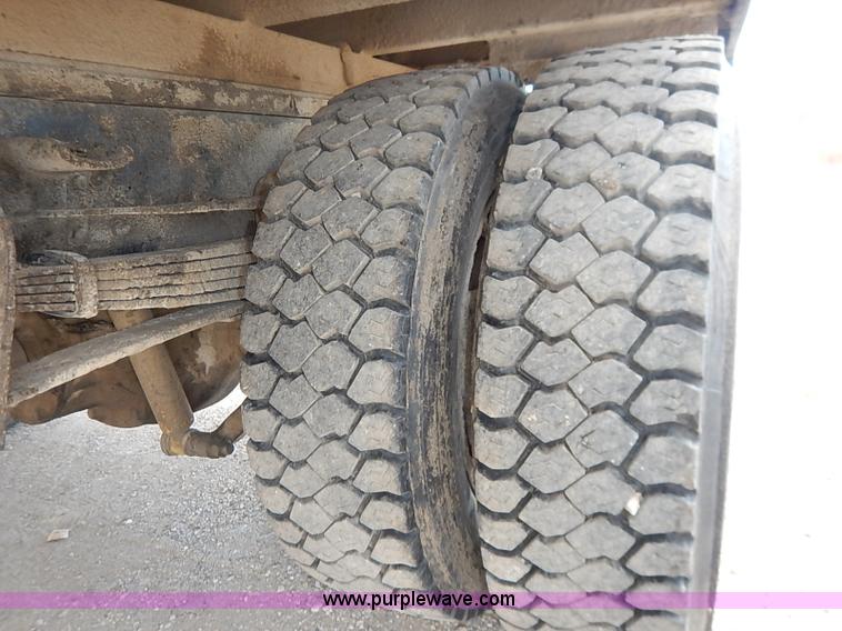 image for item I5297 1989 Ford F700 Custom Cab flatbed truck