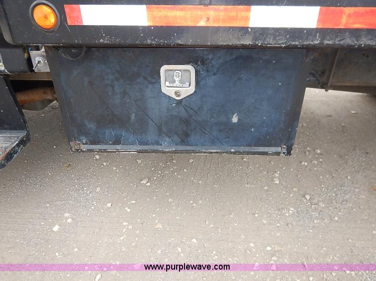 image for item I5297 1989 Ford F700 Custom Cab flatbed truck