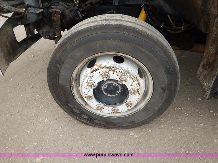 image for item I5297 1989 Ford F700 Custom Cab flatbed truck