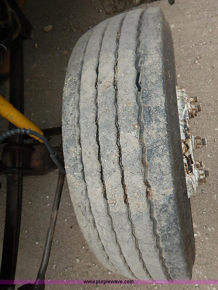 image for item I5297 1989 Ford F700 Custom Cab flatbed truck