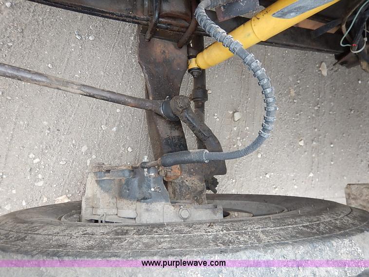 image for item I5297 1989 Ford F700 Custom Cab flatbed truck