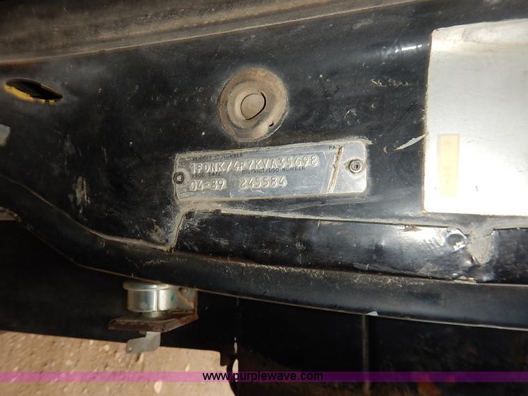 image for item I5297 1989 Ford F700 Custom Cab flatbed truck